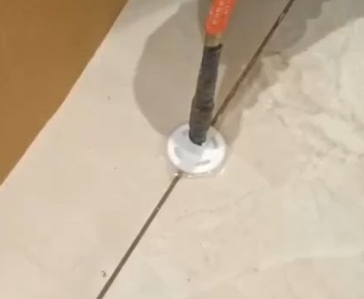 海林瓷砖空鼓维修公司专业解答瓷砖在铺贴过程中，如果没有涂抹均匀到位的粘结材料（如水泥砂浆或瓷砖胶），可能会导致以下问题