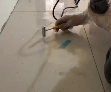 海林瓷砖开裂维修公司专业分享瓷砖在铺贴前如果没有沥干水分，将会导致以下问题